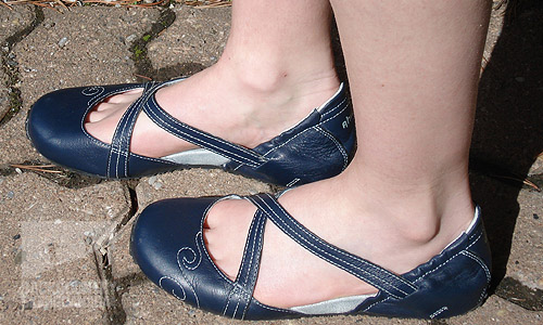 https://www.backcountryskiingcanada.com/web/default/files/pages-image/womens_ahnu_footwear/Ahnu-Karma-shoe-review.jpg